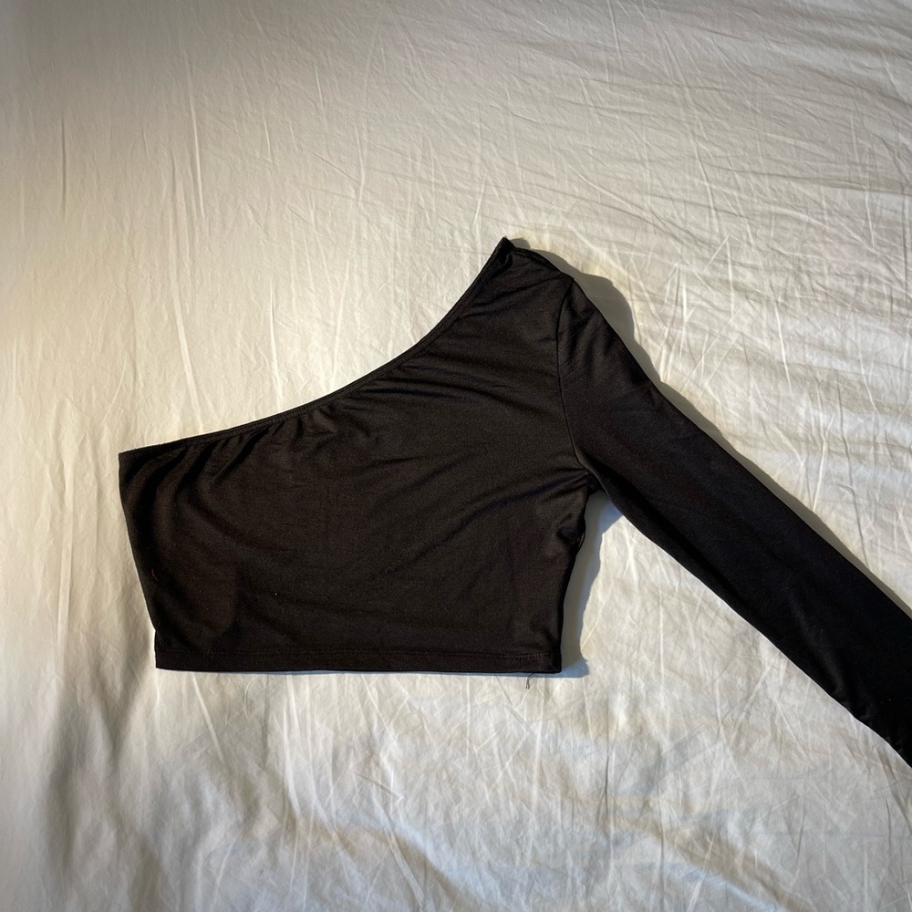 Black one shoulder long sleeve crop top